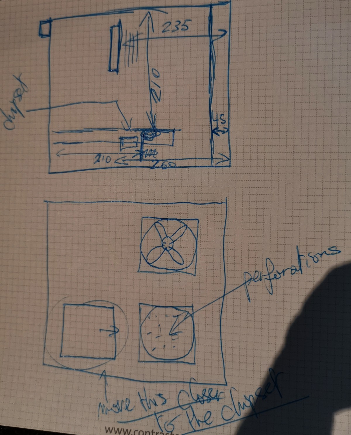 Un plan mal dessiné sur un coin de feuille du panneau de côté perforé