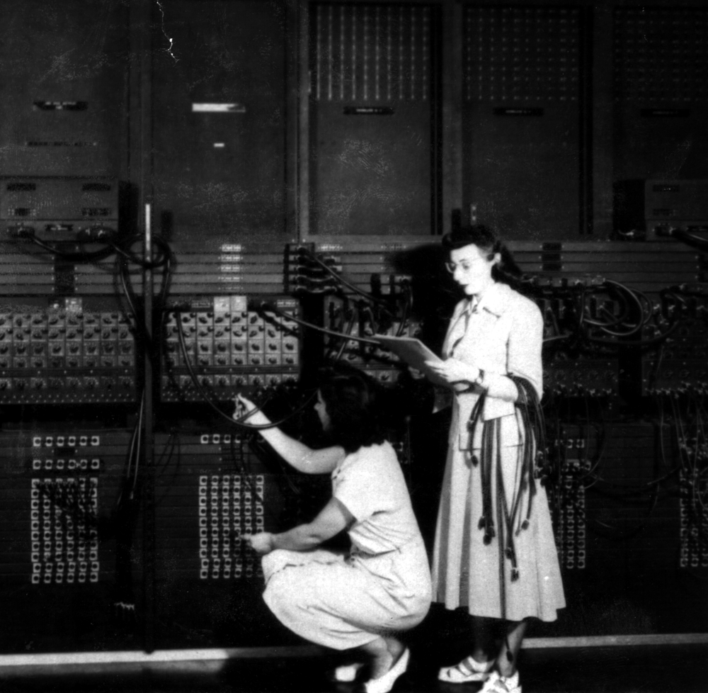 Femmes qui règlent l'ordinateur ENIAC