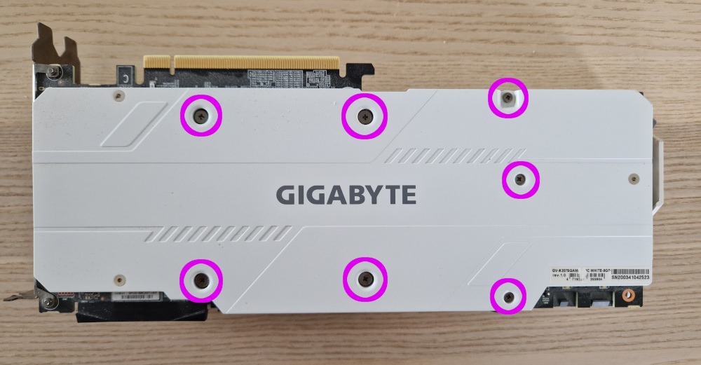 L'arrière de la carte avec les 7 vis mise en évidence