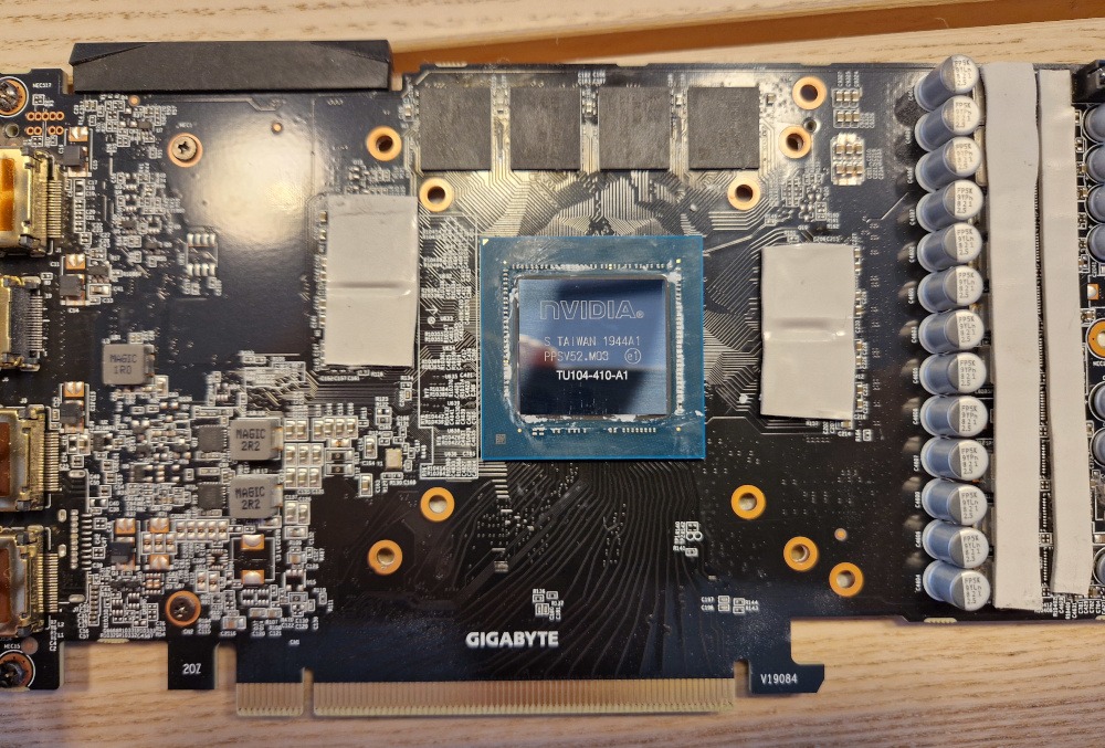 Montre la puce GPU propre, il reste de la pâte thermique sur les condensateurs céramique autour du GPU