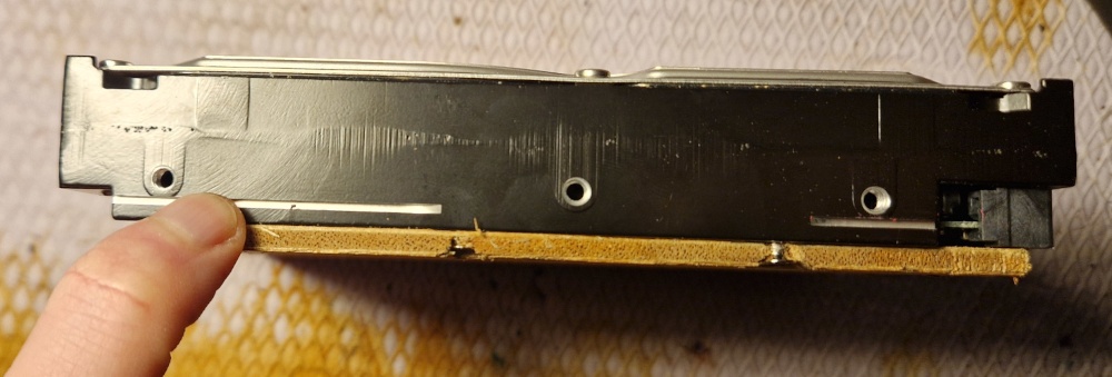 la plaque bien collée au disque dur vue de profil