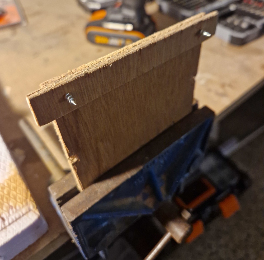 les pointent de vis dépassent assez significativement de l'arrière de l'assemblage