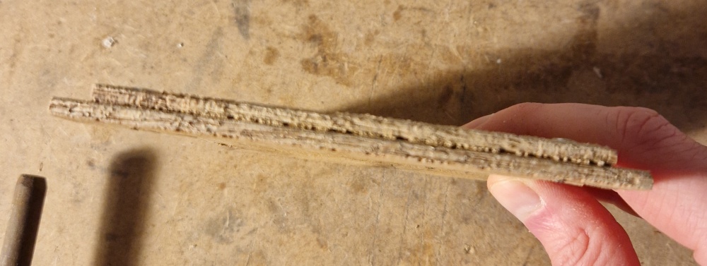 l'assemblage vu de profil ne laissant plus apparaître de vis qui dépasse