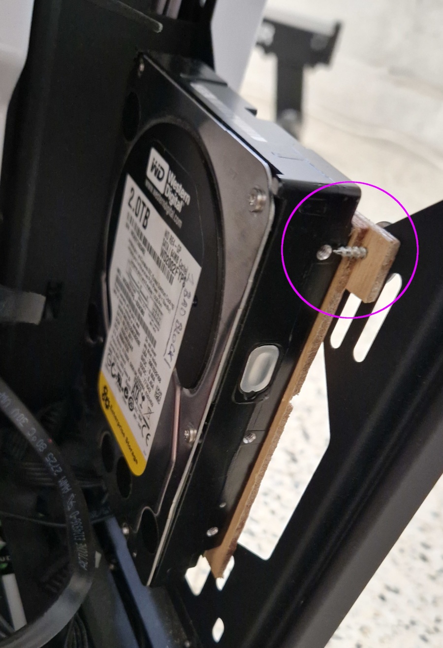 le dernier disque dur fixé à l'emplacement de ventilateur avec la pointe des vis qui dépasse à l'intérieur de la tour