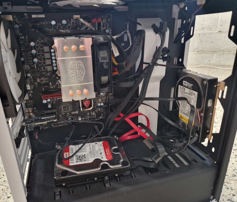 l'intérieur de la tour où on voit les deux disques qui devraient pas être là et un cable-management pas opti