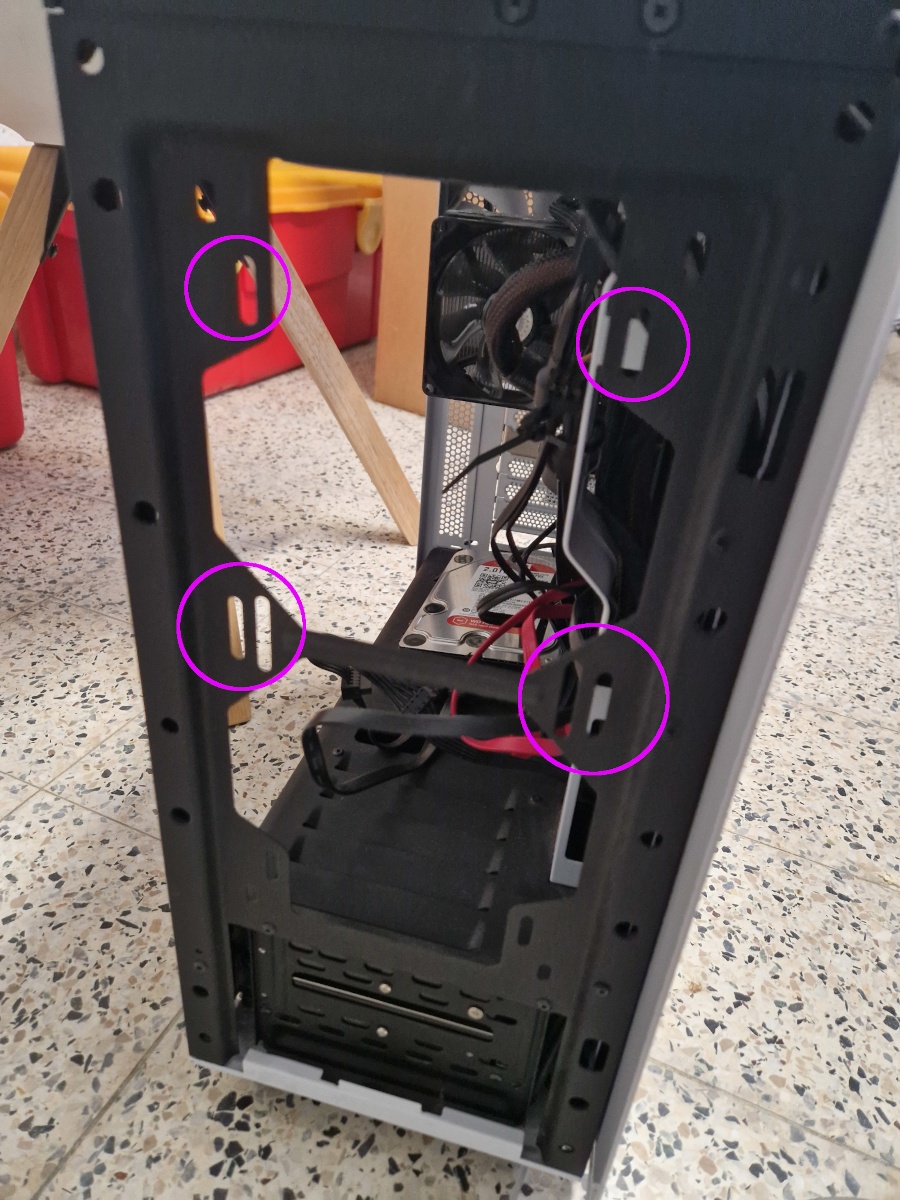 avant de la tour sans la façade avec les emplacements pour deux ventilos 140mm ou 120mm, je mets celui du dessus en surbrillance