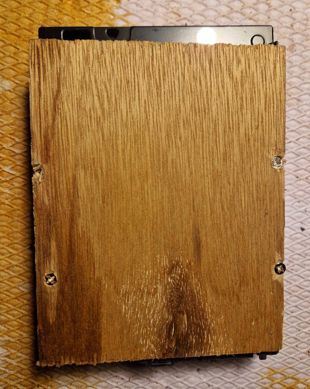 trois vis sur les 4 sont présentes et le disque dur est attaché à la plaque