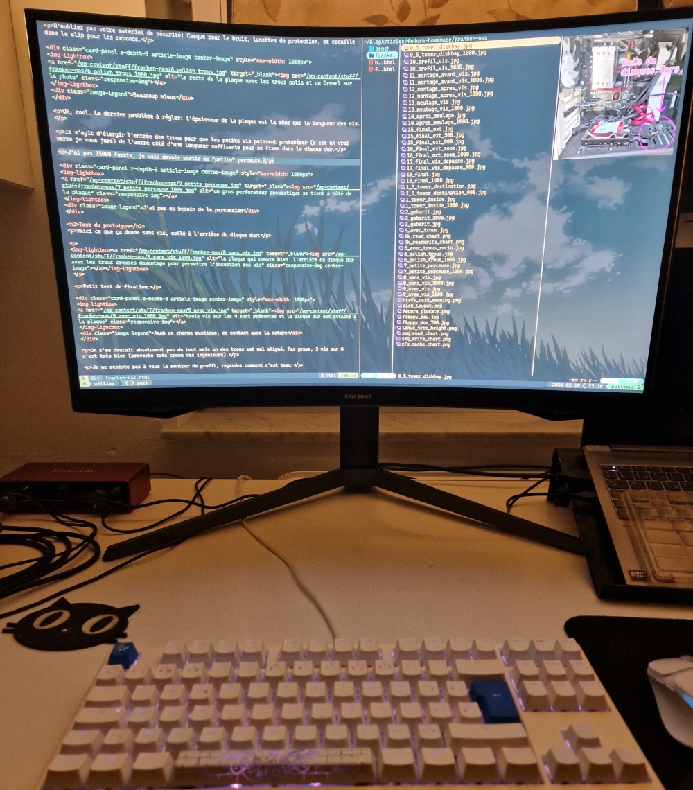 Un écran 17 pouces incurvé avec un terminal en plein écran, vim à gauche et yazi à droite