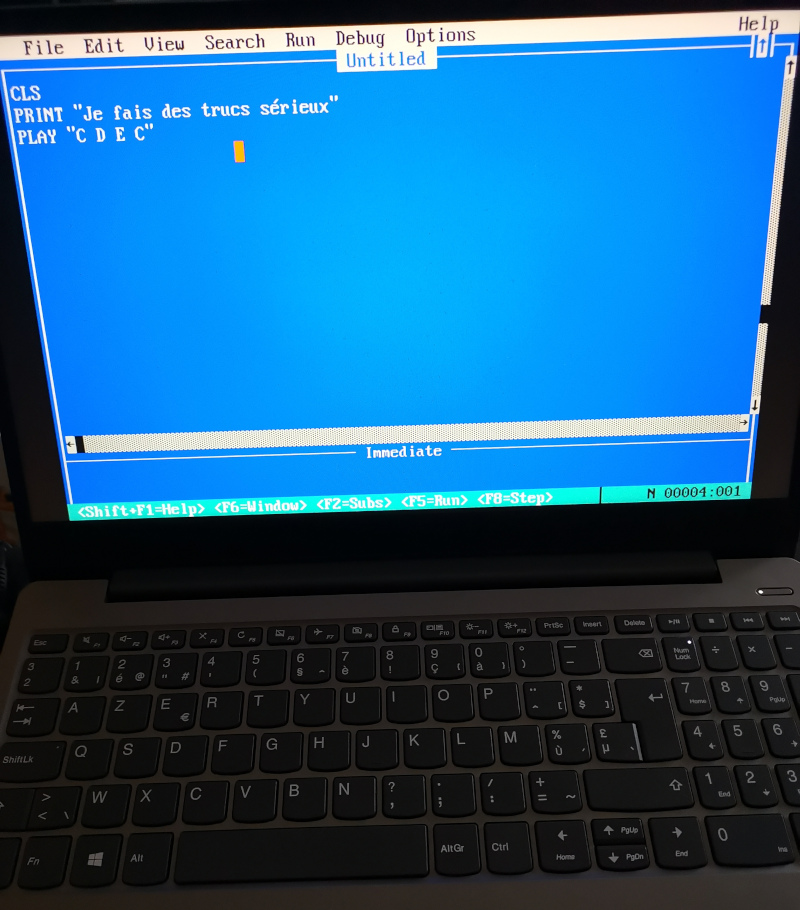 Ecran d'ordi portable avec le programme QBASIC affiché en plein écran