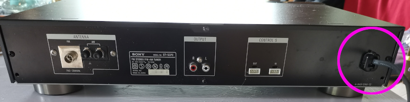 Un appareil HiFi avec sa prise de courant intégrée à l'arrière de l'appreil - Se branche directement sur le secteur