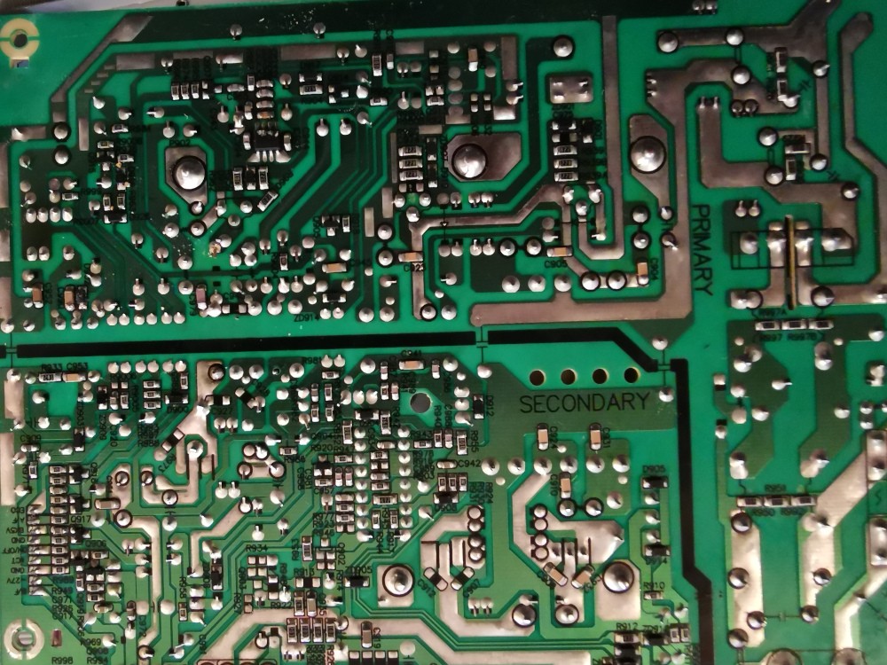 L'envers de la carte d'alimentation, avec les soudures et traces