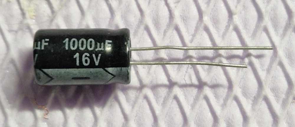 Condensateur électrolytique - Cylindre avec deux pattes