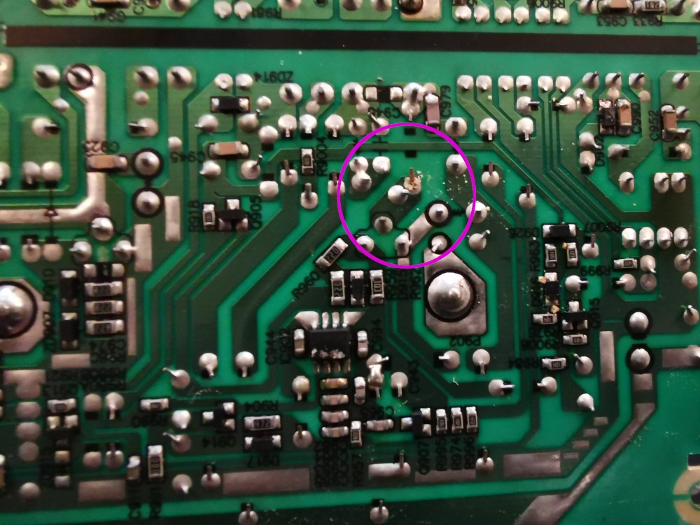 Montre un des points de soudure décoloré et qui a l'air de ne pas faire contact