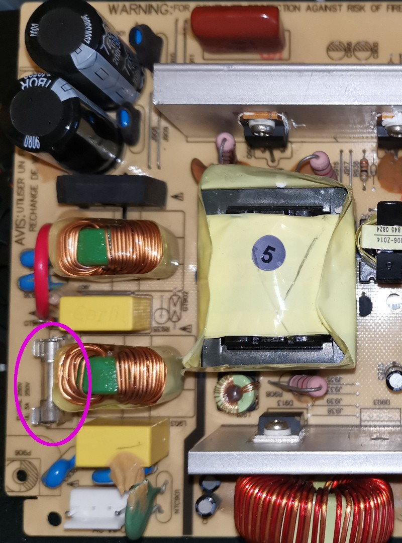 Emplacement du fusible en surbrillance sur la carte d'alim