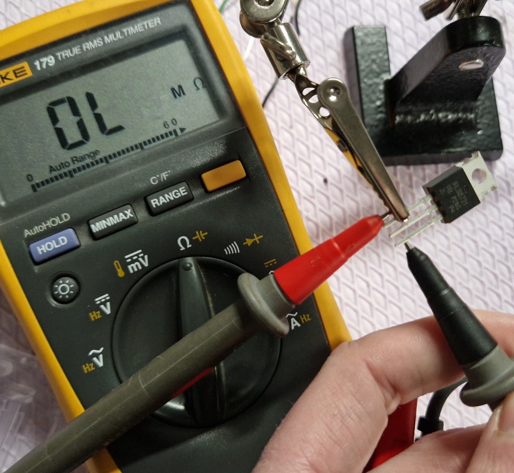 Multimètre en mode résistance qui affiche 'OL' entre grille et source