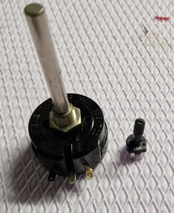 Deux potentiomètres, un très grand pour guitare et un petit classique