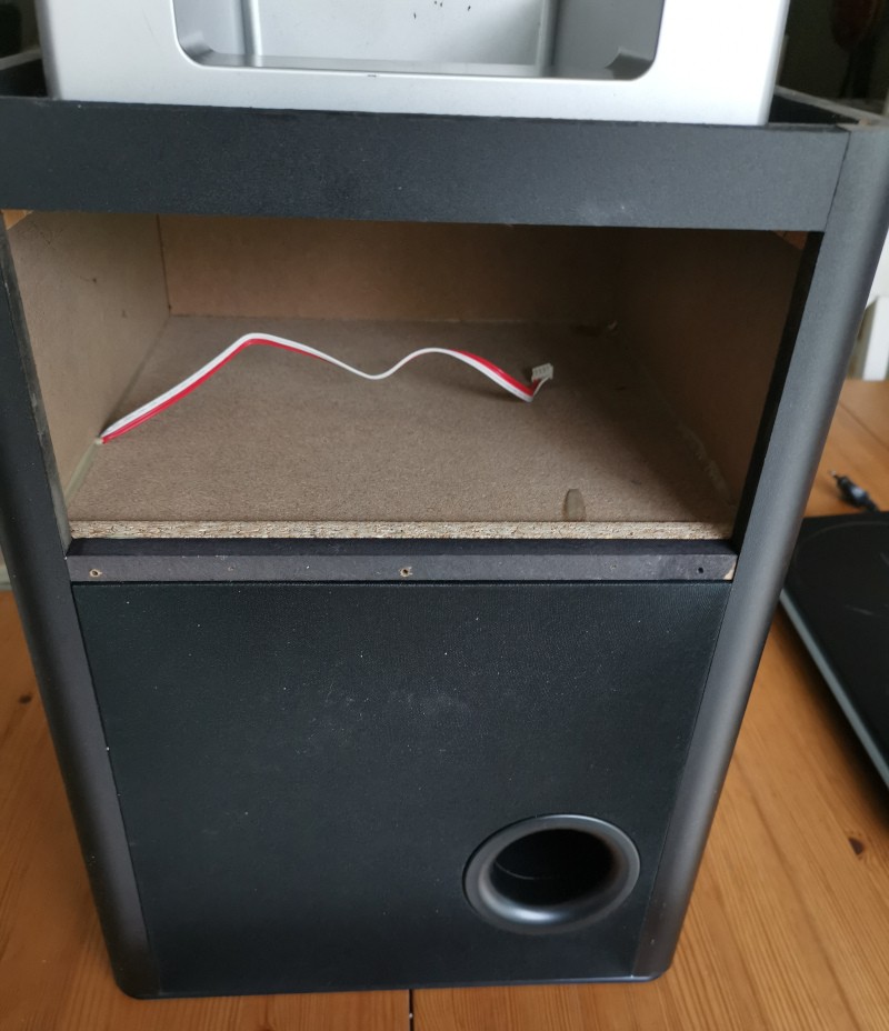 Le subwoofer avec la carte en moins