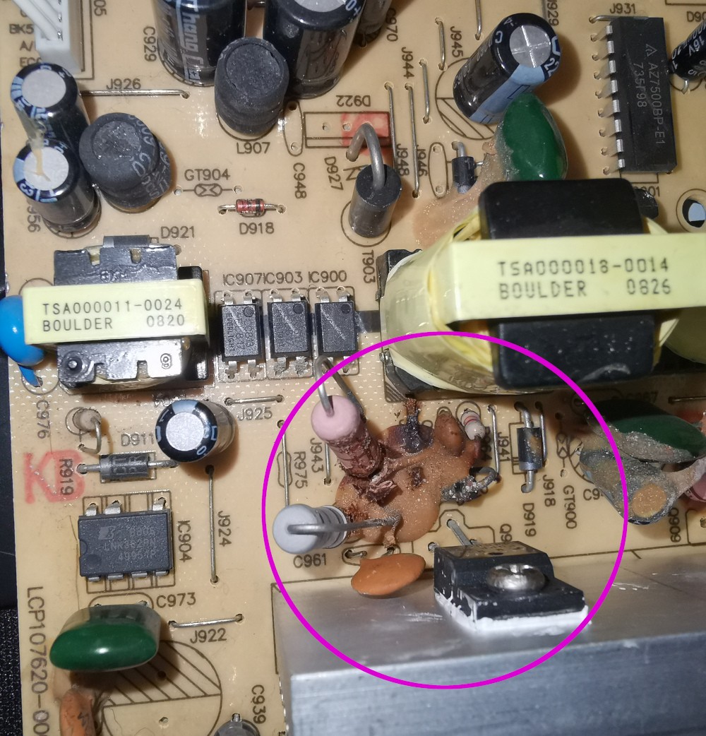 Mise en surbrillance d'une couche de pâte brunâtre appliquée sur les composants qui précèdent le MOSFET de puissance