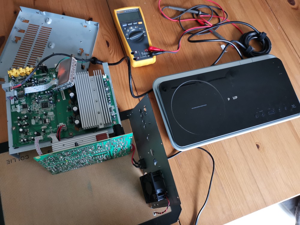 L'appareil branché mais hors du chassis du subwoofer, prêt à être testé