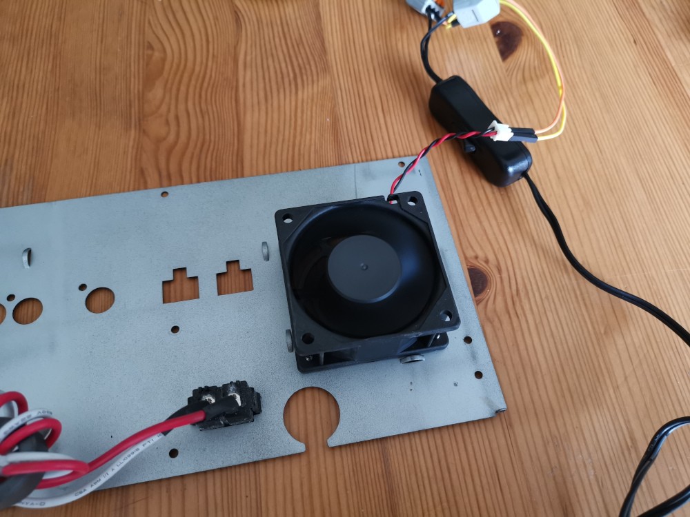 La plaque arrière de la carte de contrôle et son petit ventilo