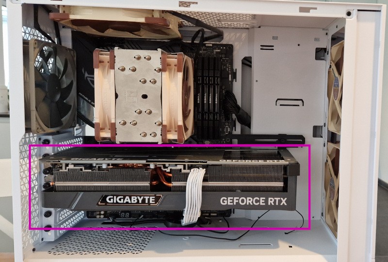 Photo de l'intérieur de mon ordinateur avec la carte graphique en surbrillance